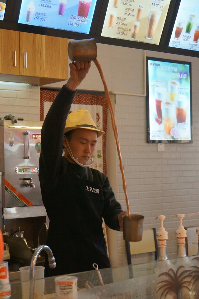 people-indoors-adult-wear-commerce 图片素材