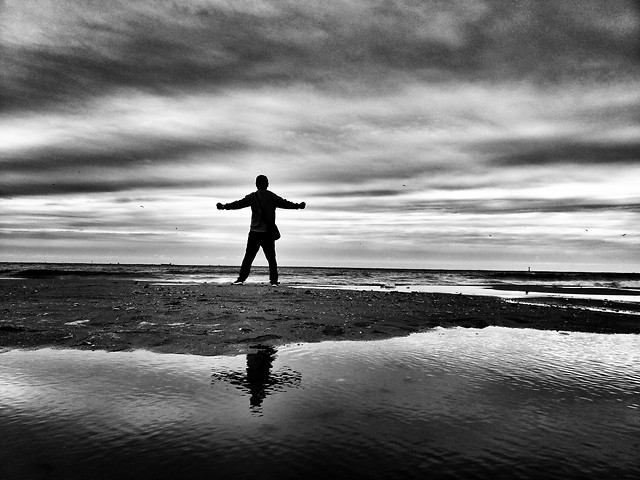 monochrome-beach-water-people-sea 图片素材