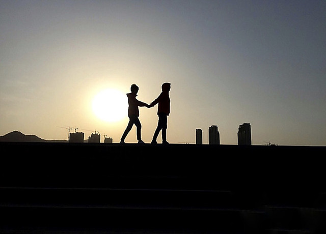 silhouette-sunset-backlit-sky-people 图片素材