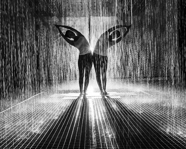 black-water-rain-photograph-woman 图片素材