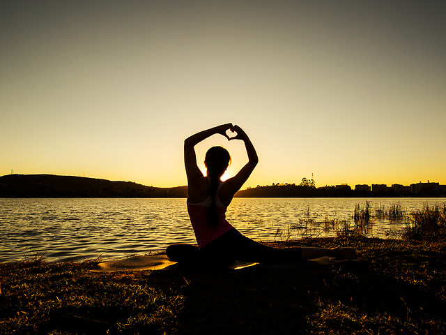 girl-sunset-lake-beach-reflection 图片素材