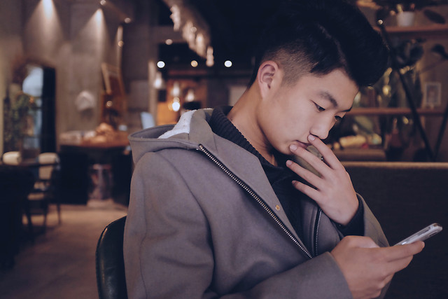 people-one-indoors-adult-portrait 图片素材