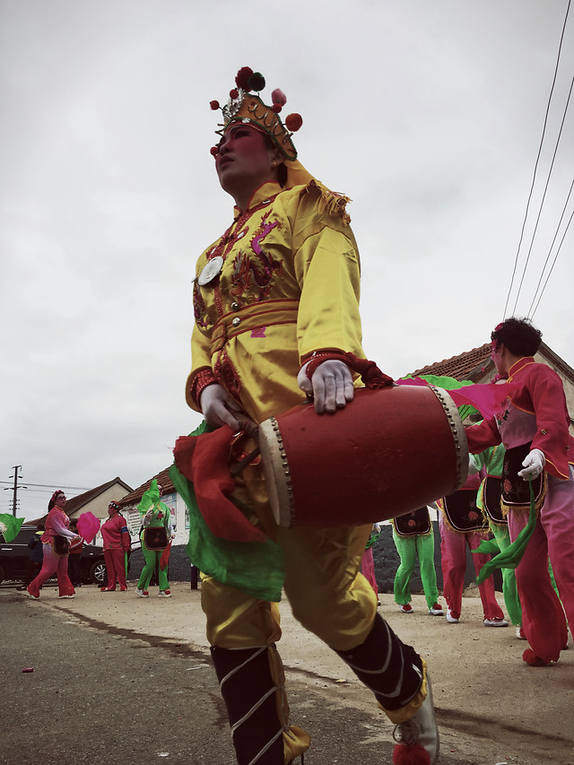 festival-people-wear-religion-dancing 图片素材