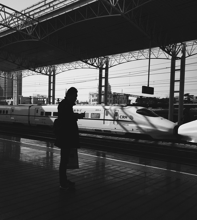transportation-system-vehicle-people-reflection-monochrome 图片素材