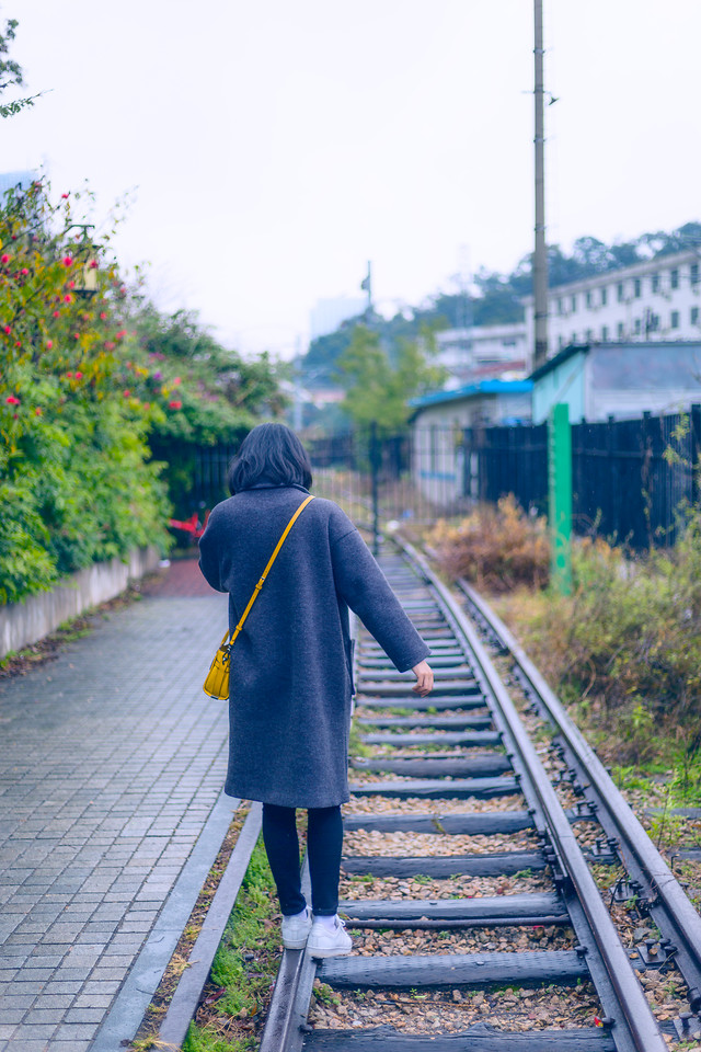 locomotive-outdoors-people-road-railway 图片素材