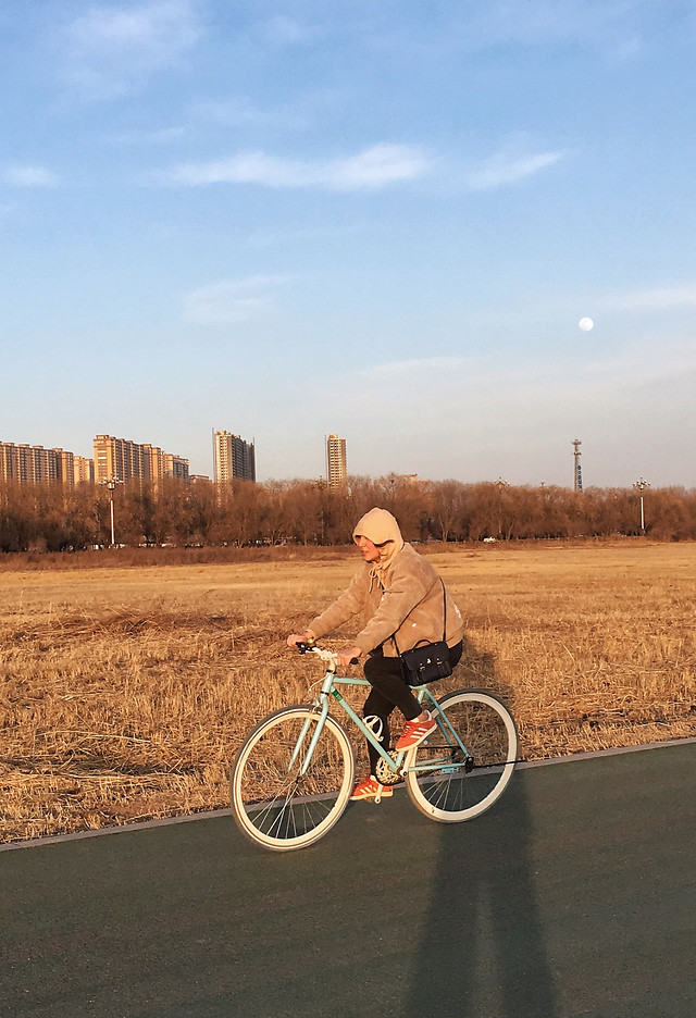 land-vehicle-bike-wheel-road-people picture material