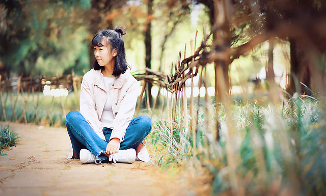 nature-girl-grass-tree-fun 图片素材