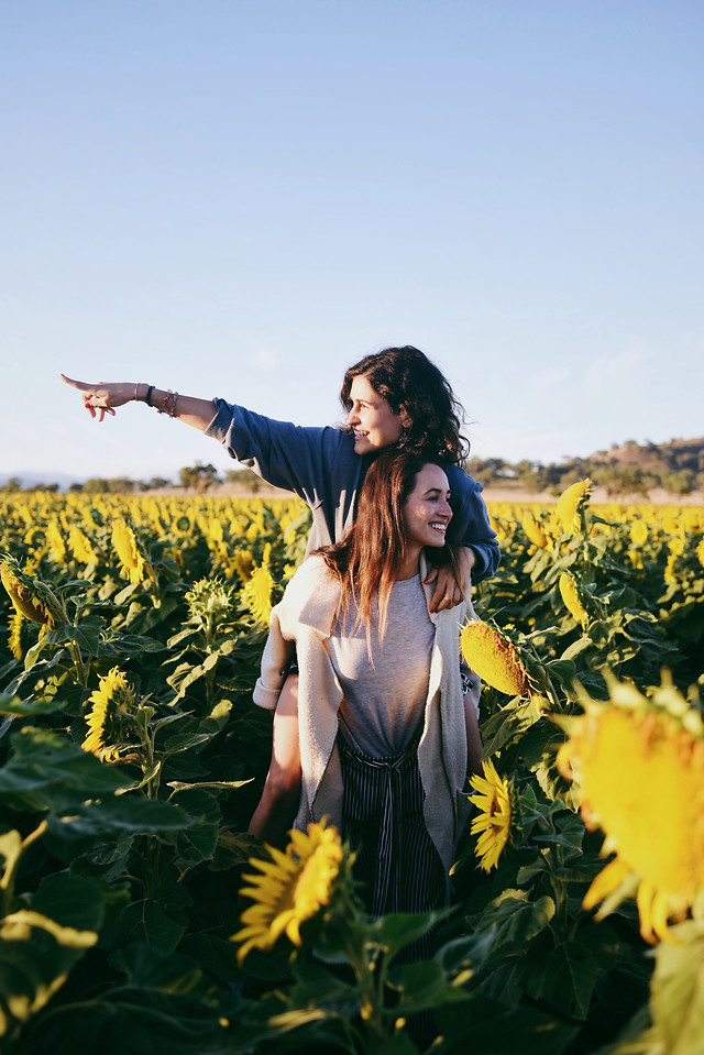 nature-outdoors-summer-woman-flower 图片素材