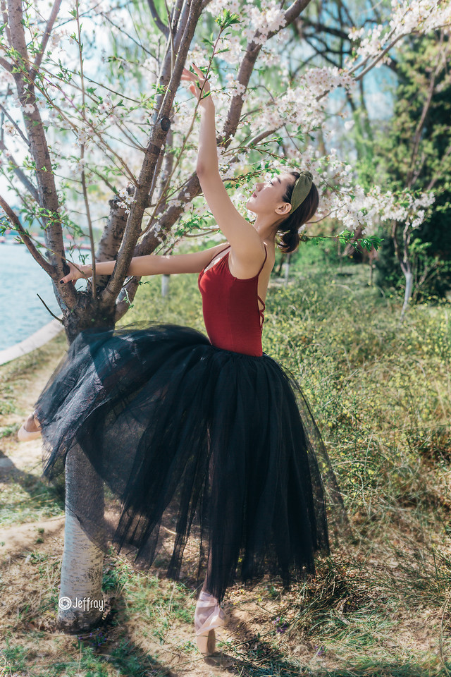 nature-outdoors-one-woman-tree 图片素材