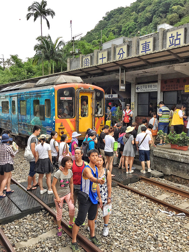 locomotive-railway-people-travel-land-vehicle 图片素材