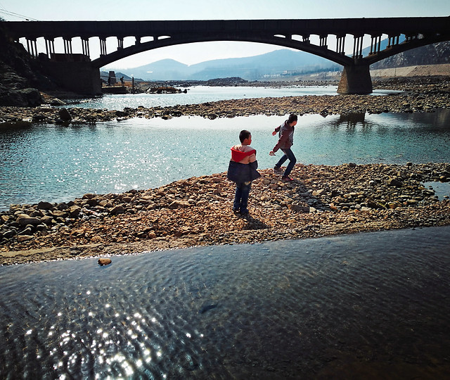 water-bridge-river-people-travel picture material