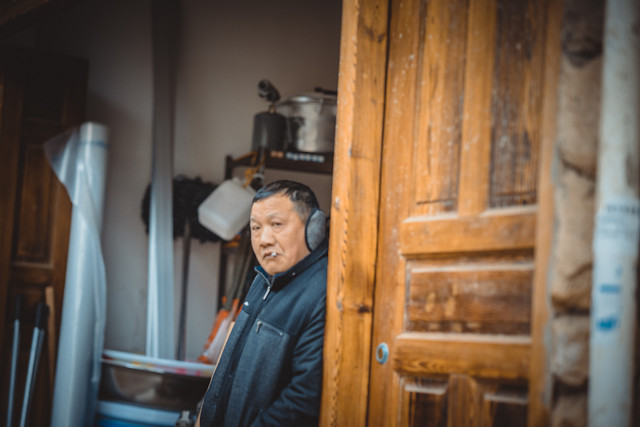 people-adult-one-home-indoors 图片素材