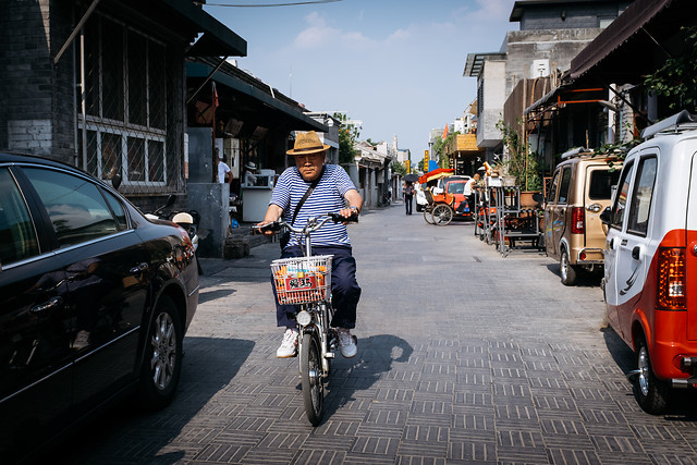 street-vehicle-road-people-car 图片素材