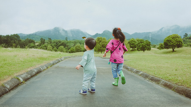 child-travel-road-nature-green 图片素材