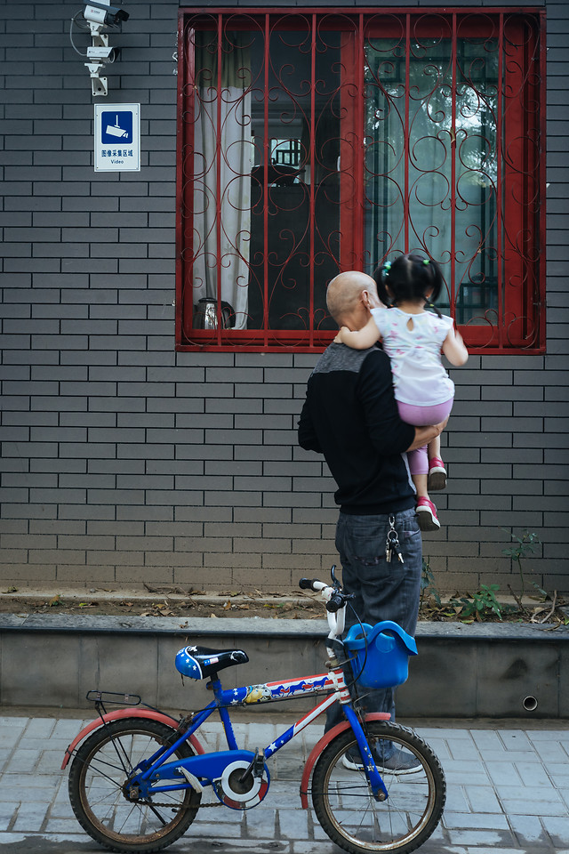 child-street-land-vehicle-bicycle-people 图片素材