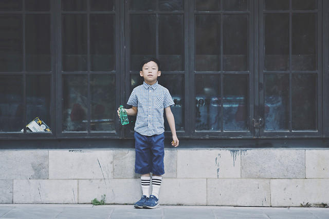 child-people-daylight-street-blue 图片素材