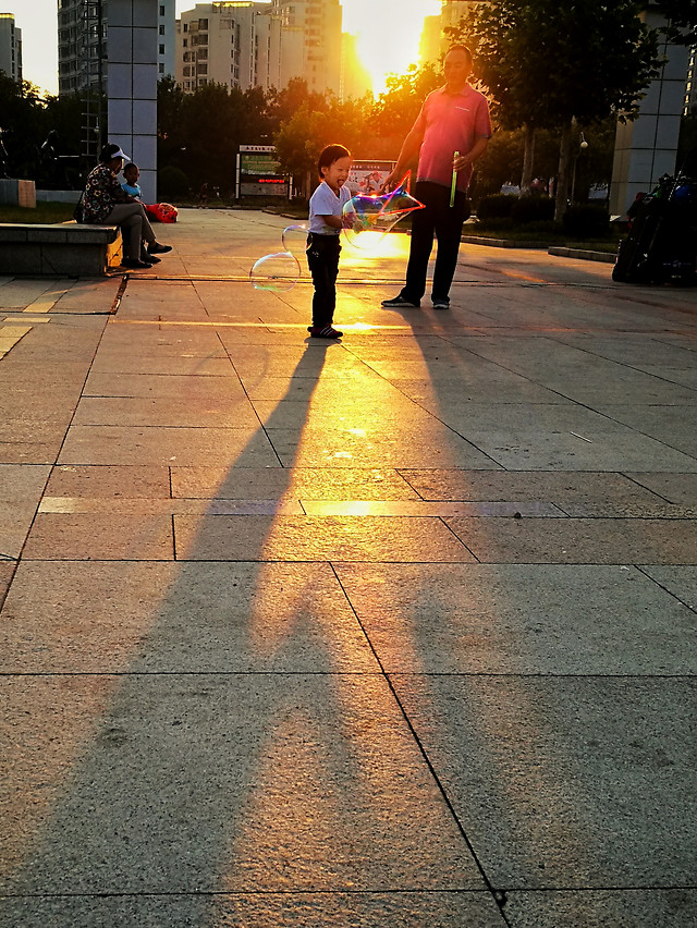 street-city-people-yellow-light 图片素材