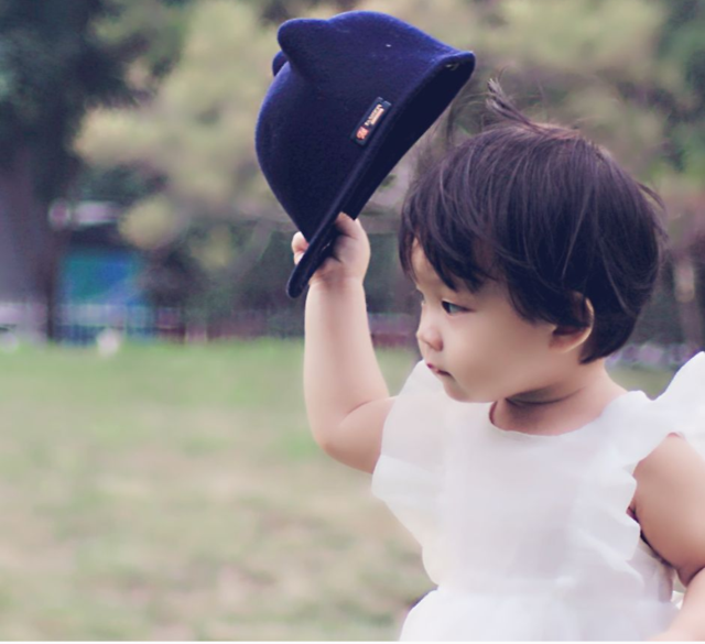 child-outdoors-cute-fun-little picture material