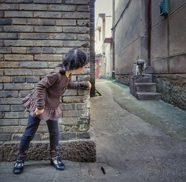 street-people-child-one-adult 图片素材