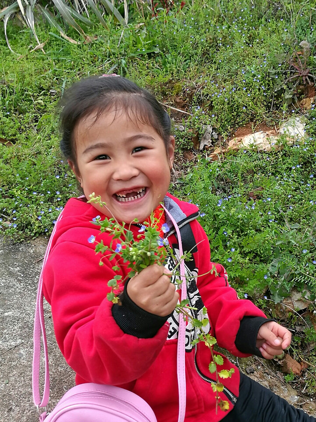child-outdoors-people-little-pink picture material