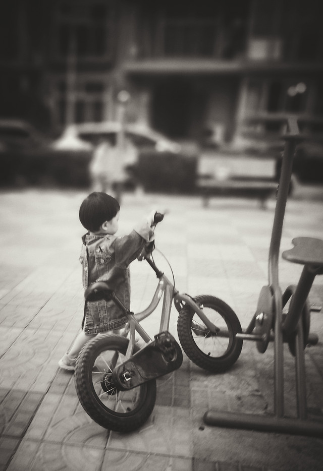people-land-vehicle-street-one-monochrome 图片素材
