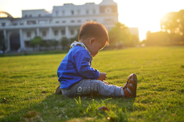 grass-child-blue-summer-park 图片素材