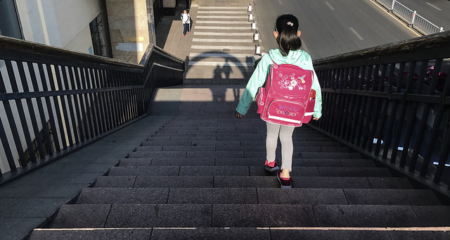 people-street-red-girl-child 图片素材