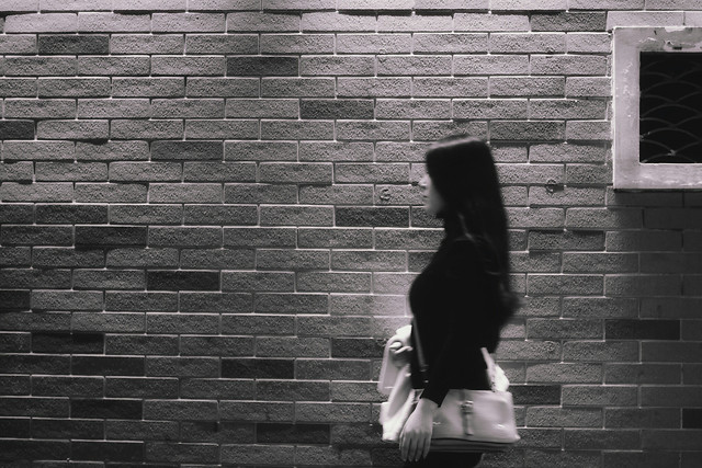 people-wall-monochrome-brick-portrait 图片素材