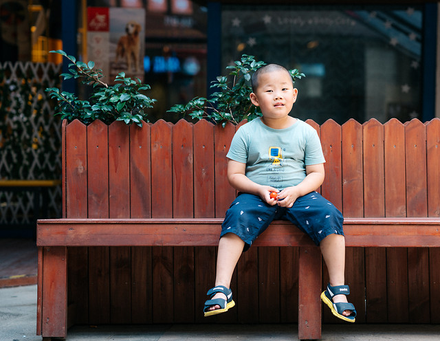 child-people-street-girl-bench 图片素材