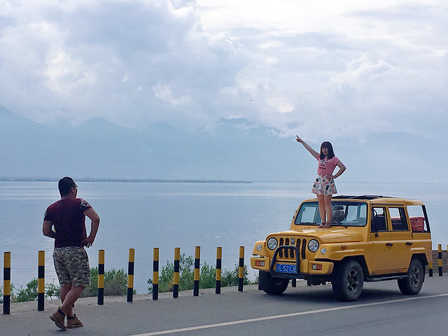 vehicle-people-travel-man-road 图片素材