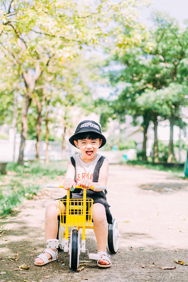 child-summer-yellow-outdoors-people 图片素材