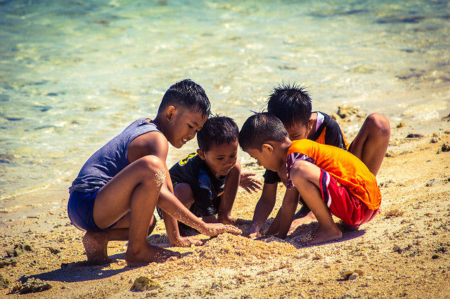 beach-child-people-water-sand 图片素材