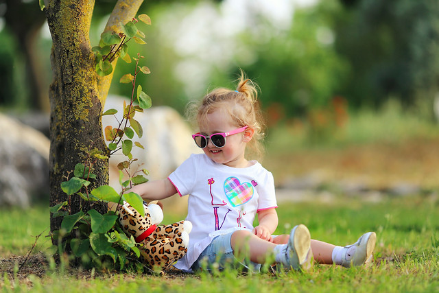 child-little-grass-nature-cute 图片素材