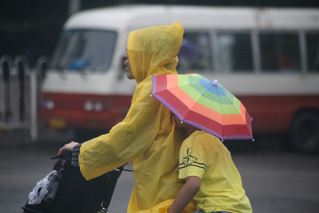 competition-people-car-adult-umbrella 图片素材