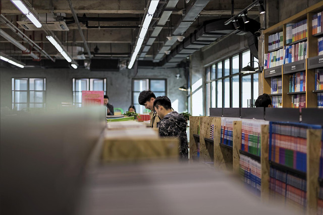 indoors-shelf-people-business-education 图片素材