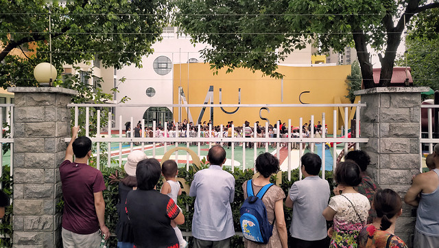 people-city-man-street-child 图片素材