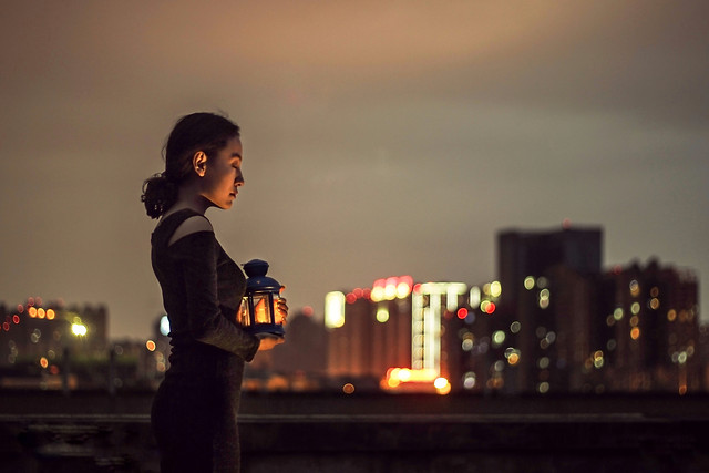 sunset-city-girl-blur-people picture material