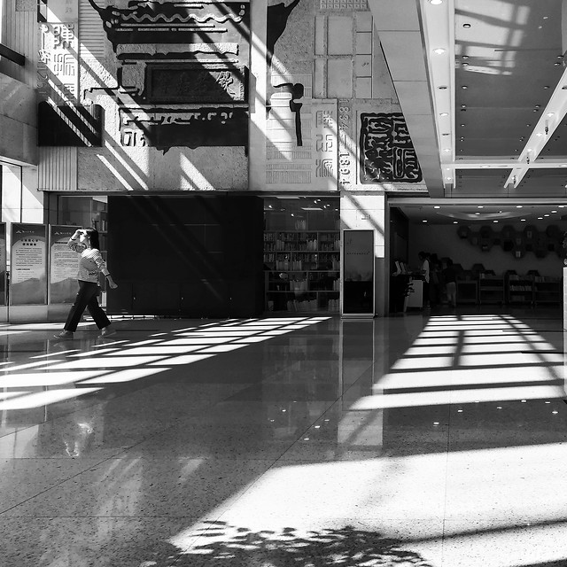 street-transportation-system-monochrome-road-people 图片素材