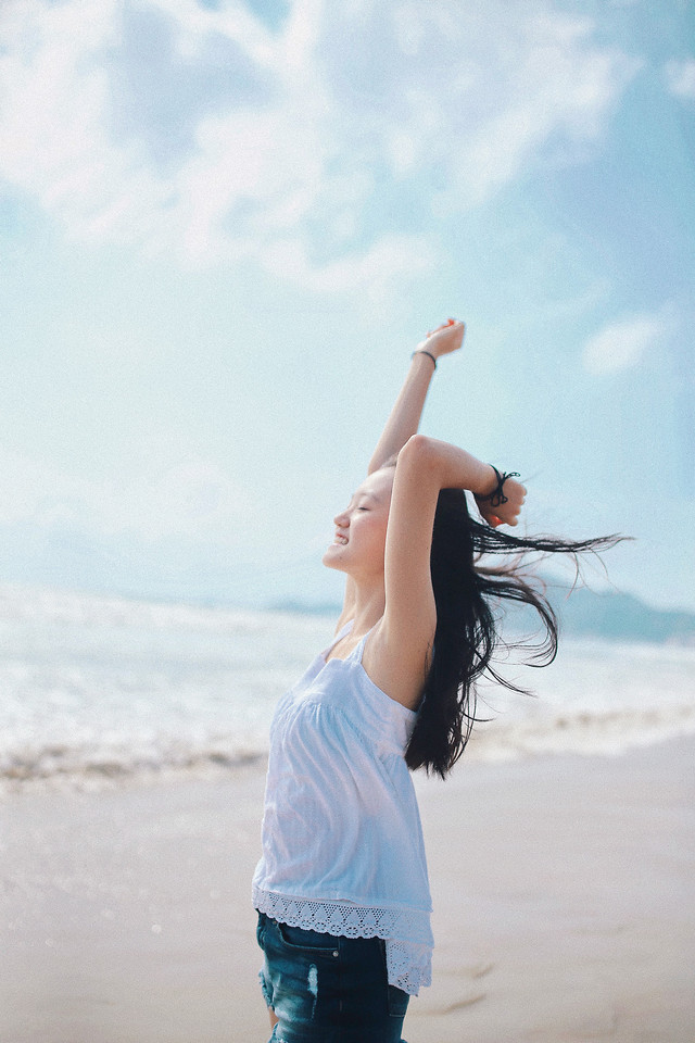 beach-water-sand-woman-summer 图片素材