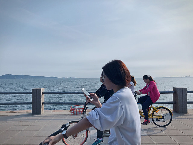 sea-woman-girl-beach-land-vehicle 图片素材