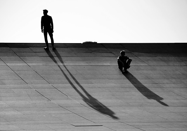 monochrome-people-street-man-white 图片素材