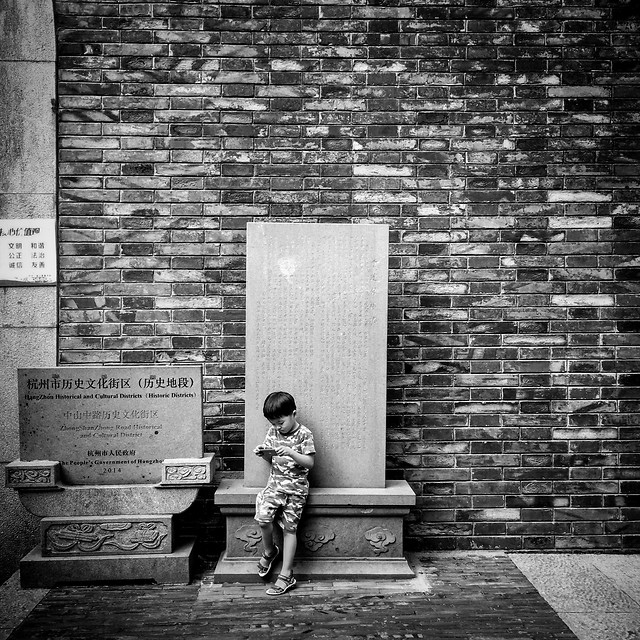 people-monochrome-child-street-adult 图片素材