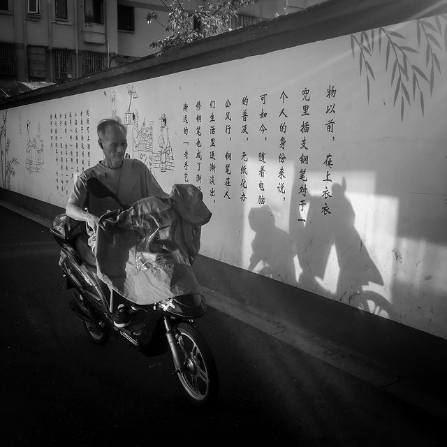 people-adult-group-together-man-vehicle 图片素材