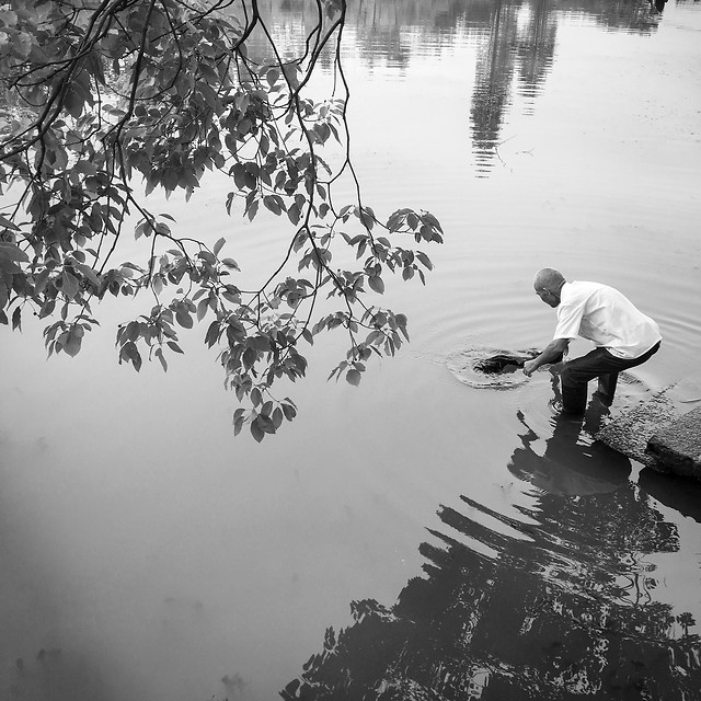water-people-lake-reflection-one 图片素材