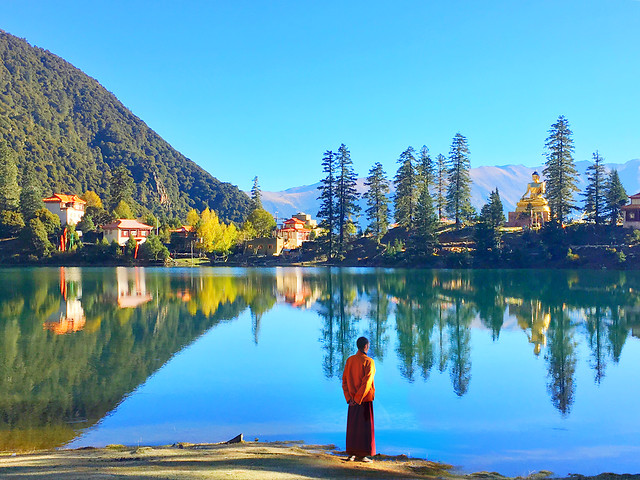 lake-reflection-water-travel-nature 图片素材
