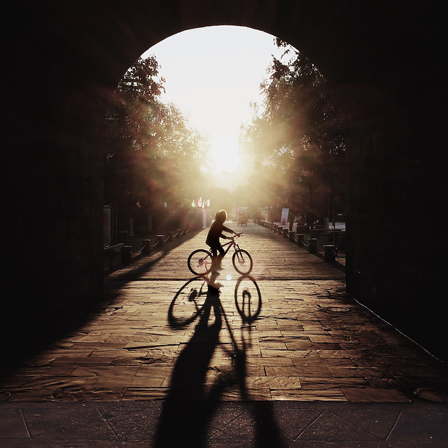 street-light-dark-people-tunnel 图片素材