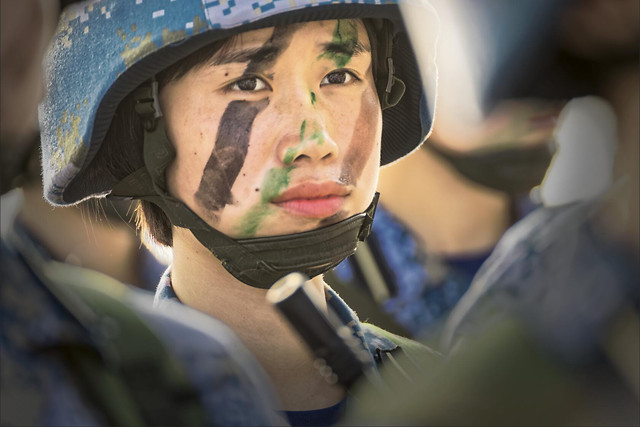 people-adult-one-woman-vehicle 图片素材