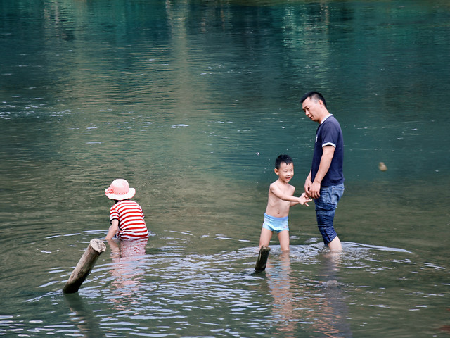 water-child-river-recreation-people 图片素材