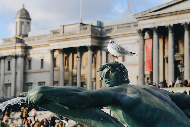 city-people-street-statue-travel 图片素材