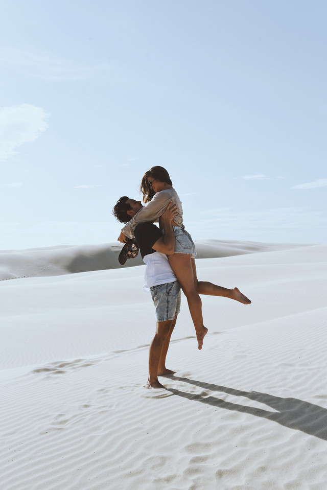 beach-leisure-woman-sand-water 图片素材